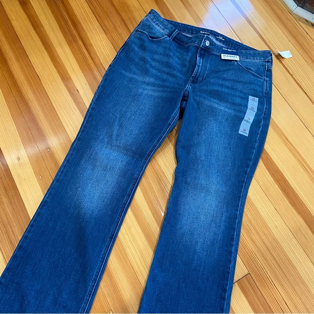 Old Navy Mid-Rise Bootcut Jeans. Size 14.